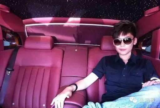 奢侈品 关键词:花费 聘时尚买手海淘年消费60万算低水平 富二代在网络上炫富,经常招来众人的板砖。珠儿觉得炫富这事儿挺幼稚,但这并不代表她的生活不奢华。 珠儿今年30岁,未婚,因为觉得跟父母住在一起不自由,很早就从家里搬了出来。她带着保姆和一只心爱的巨型贵宾犬,住在一个价值500多万的房子里。 珠儿每天早上起床后,会到楼下的健身房锻炼一会儿,回来后保姆会把准备好的早饭端到她面前,通常是一根海参、一个鸡蛋,和一份果蔬泥,而她家的冰箱里塞满了600多元一斤的牛肉。 在珠儿家里,记者参观了她的衣柜和鞋